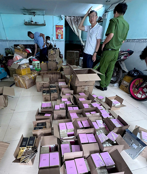 nuochoa3-1750517470-3580-1750517583 Cảnh sát thu giữ hơn 10.000 chai nước hoa giá trị thật hơn 10 tỷ đồng. Ảnh: Công an cung cấp