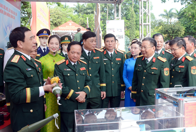 nvc-3830-jpg-1749971725-174997-7085-2701-1749971896 Đại tướng Phan Văn Giang (ngoài cùng trái) tham quan một số sản phẩm khoa học quân sự. Ảnh: Việt Trung