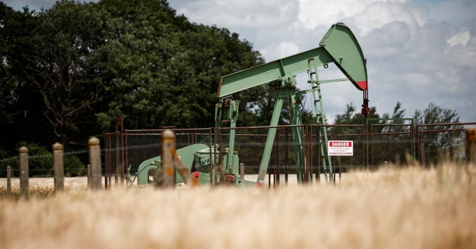 oil-france-1750641533-6661-1750641595 Một giàn bơm dầu đang hoạt động tại Triguères, Pháp. Ảnh: Reuters