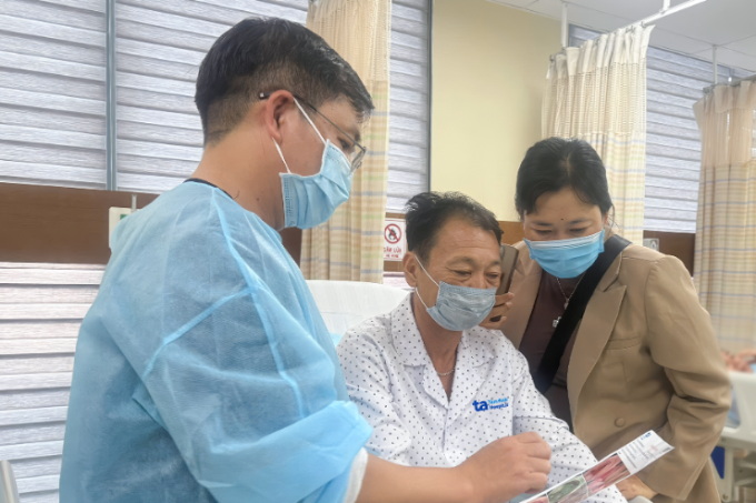 ong-lan-2-1750212683-2138-1750212838 Bác sĩ giải thích vị trí polyp lớn ở ruột non cho ông Lan (giữa). Ảnh: Bệnh viện Đa khoa Tâm Anh