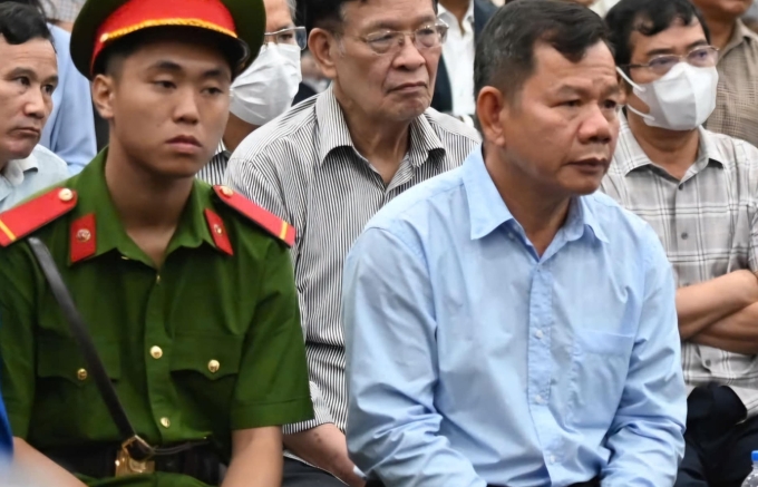 ong-minh-cuu-chu-tich-tinh-qua-6373-4162-1750840316 Cựu Chủ tịch tỉnh Quảng Ngãi Đặng Văn Minh (áo sơ mi màu xanh nhạt). Ảnh: Ngọc Thành