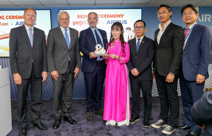 photo-6-1-1750222041-175022216-4065-3293-1750229066 Đại diện lãnh đạo Airbus và Vietjet tại Triển lãm Hàng không Le Bourget Paris Paris (Paris Airshow) 2025. Ảnh: Tài Nguyễn