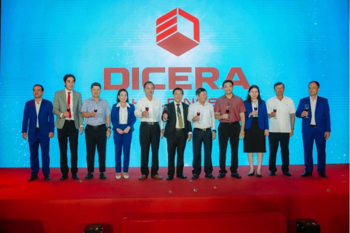 picture3-1750150460-6616-1750150891 Lãnh đạo doanh nghiệp nâng ly chúc mừng diện mạo mới mang theo kỳ vọng thành công mới . Ảnh: Dicera Holdings