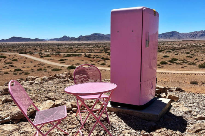 pink-refrigerator2-1751273101-2713-1751273210-1 Tủ lạnh cung cấp nước mát cho du khách giữa sa mạc Namibia. Ảnh: Namibia Tourism Board