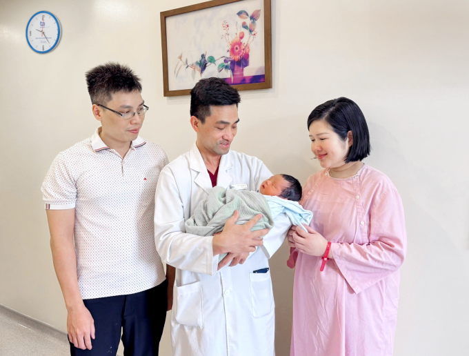 pr-1750736463-3864-1750736539 Bác sĩ Quý thăm gia đình chị Giang trước khi xuất viện. Ảnh: Trang Lê