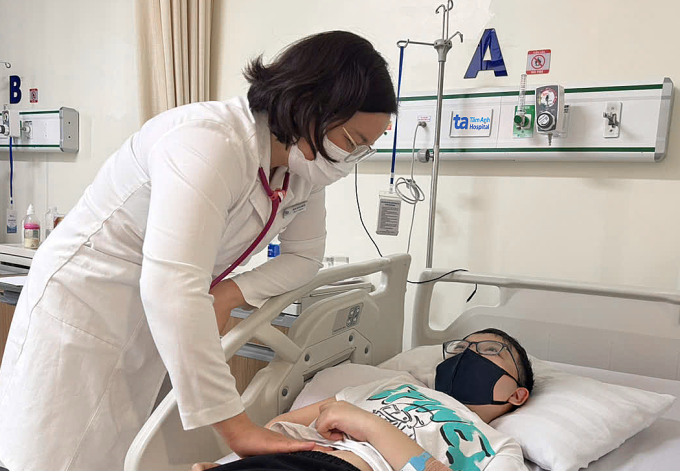 pr1-1749701671-5867-1749701724-9247-4932-1749705164 Bác sĩ khám cho bé Kiệt. Ảnh: Bệnh viện cung cấp