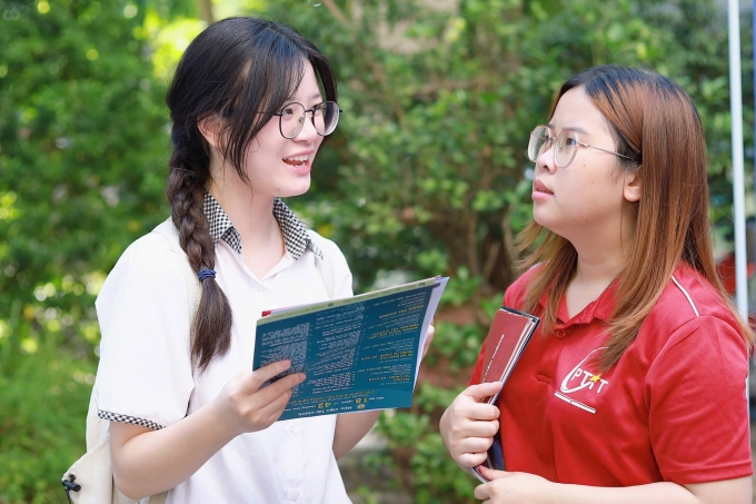 ptit-1749531929-7570-1749532029 Thí sinh nghe tư vấn tuyển sinh từ Học viện Công nghệ Bưu chính Viễn thông, hôm 18/5. Ảnh: PTIT