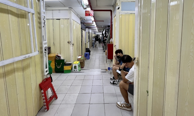 qltt-1749889237-1749889357-174-5737-9061-1749889377 Nhiều tiểu thương tại Saigon Square đóng cửa vì lo kiểm tra. Ảnh: Quản lý thị trường