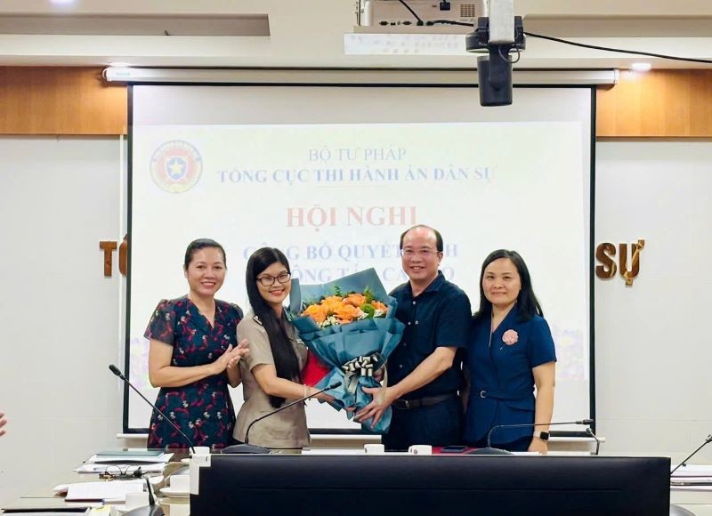 Quyền Tổng cục trưởng Nguyễn Thắng Lợi, các Phó Tổng cục trưởng Trần Thị Phương Hoa, Nguyễn Thị Hoàng Giang trao quyết định công tác cán bộ. (Ảnh: Tổng cục THADS).