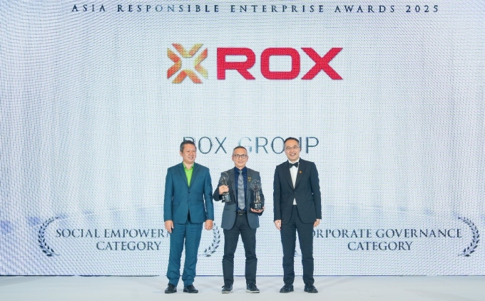 r1-1751270553-2099-1751271607 Ông Trần Xuân Quảng - Tổng Giám đốc ROX Group nhận giải thưởng tại sự kiện. Ảnh: ROX Group