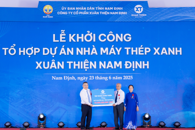 r6pi9062-1750668017-6576-1750668374 Chủ tịch Tập đoàn Xuân Thiện Nguyễn Văn Thiện (trái) trao tặng quỹ khuyến học tỉnh Nam Định 10 tỷ đồng. Ảnh: Tập đoàn Xuân Thiện