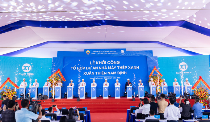 r6pi9094-1750668018-5888-1750668374 Lãnh đạo Chính phủ, bộ ngành, địa phương và các khách mời bấm nút khởi công dự án tổ hợp thép xanh Nam Định. Ảnh: Tập đoàn Xuân Thiện