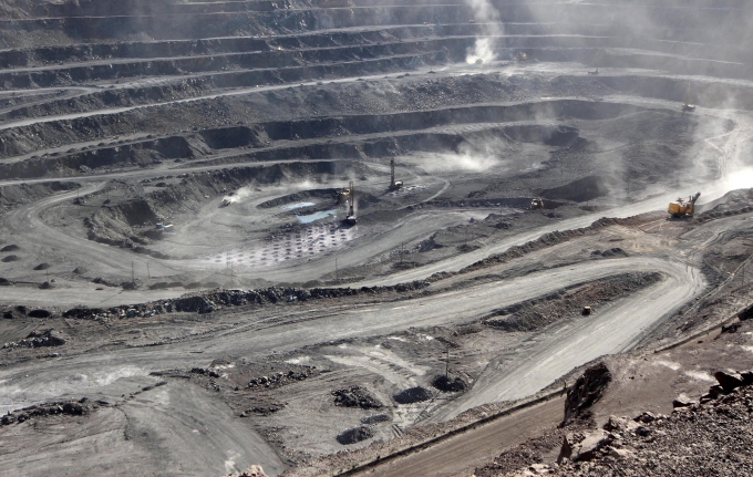 rare-earth-reuters-2-174926658-7837-6230-1749267164 Hoạt động khai thác tại một mỏ đất hiếm ở Nội Mông (Trung Quốc). Ảnh: Reuters