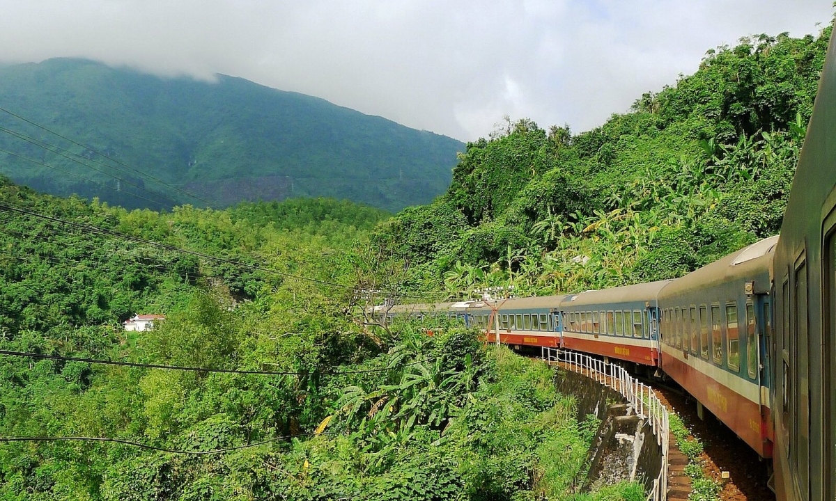 reunification-express-vietnam-train-hai-van-pass-1750328342-1750328358-1750328368