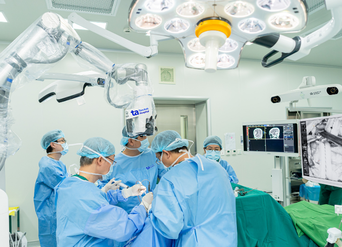 robot-mo-do-t-quy-1749631065-4-8053-8073-1749684398 Bác sĩ phẫu thuật lấy khối máu tụ trong não cho ông Sáng bằng robot AI Modus V Synaptive. Ảnh: Bệnh viện Đa khoa Tâm Anh