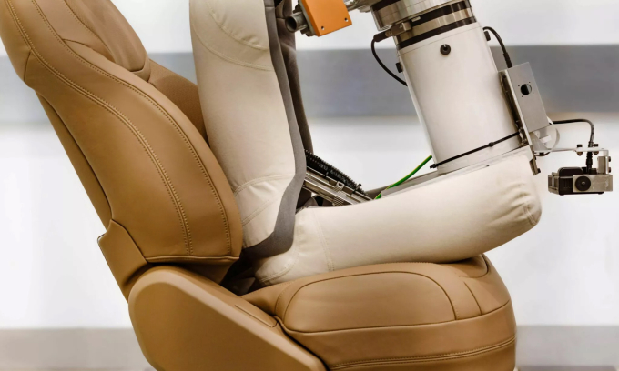 robutt-1-1750217585-3520-1750217825-1 Robot mô phỏng mông người tác động lên ghế ôtô. Ảnh: JLR