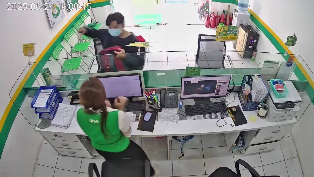 rut-dao-de-doa-nu-nhan-vien-cuop-tai-san-1750768825 Rút dao đe dọa nữ nhân viên cướp tài sản