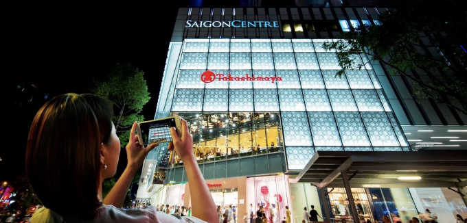 saigon-centre-1749648473-17496-3042-2302-1749648581 Một du khách đang chụp mặt trước dự án Saigon Centre (Quận 1, TP HCM). Ảnh: Keppel