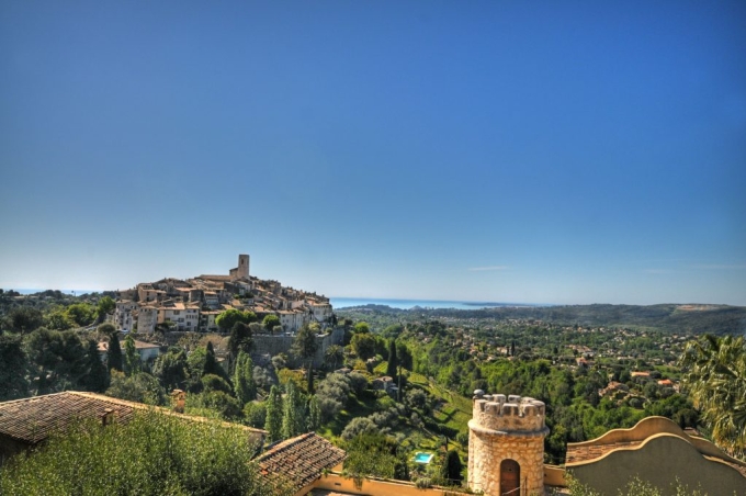 saint-paul-de-vence-has-360-de-4005-2359-1749806516 Góc nhìn từ ngôi làng ra biển Địa Trung Hải. Ảnh: Elisabeth Rossolin