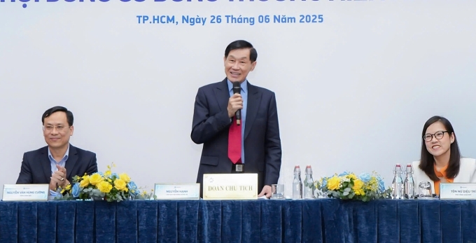 sasco-1750925055-7506-17509251-6479-7553-1750926096 Ông Johnathan Hạnh Nguyễn (đứng) phát biểu tại phiên họp thường niên sáng 26/6. Ảnh: Sasco