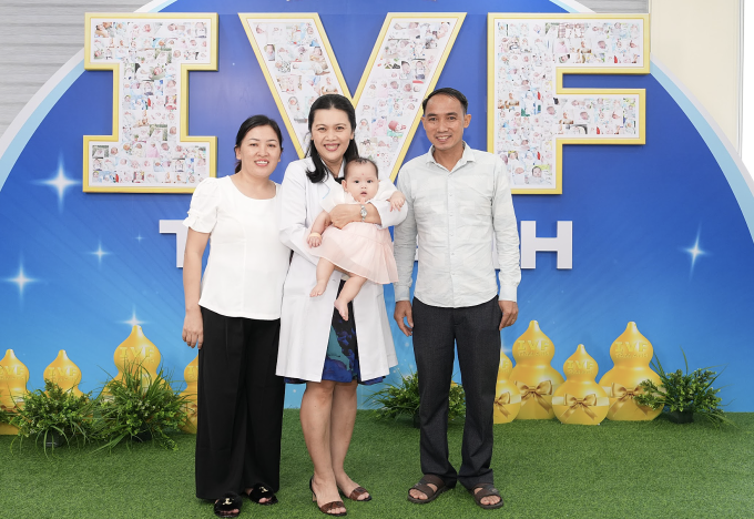 screenshot-2025-06-17-at-17-26-2614-1651-1750203157 Vợ chồng chị Hương hội ngộ bác sĩ Thảo trong Ngày hội Bầu vàng IVF Tâm Anh tại TP HCM. Ảnh: Nguyễn Tuấn
