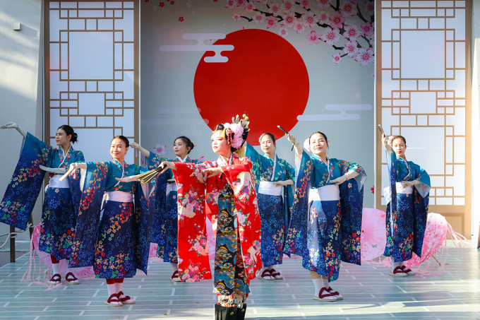 show-giai-cuu-samurai-sun-worl-4236-2512-1750732407 Du khách hòa mình vào văn hóa Nhật trong show Giải cứu Samurai. Ảnh: Sun Group