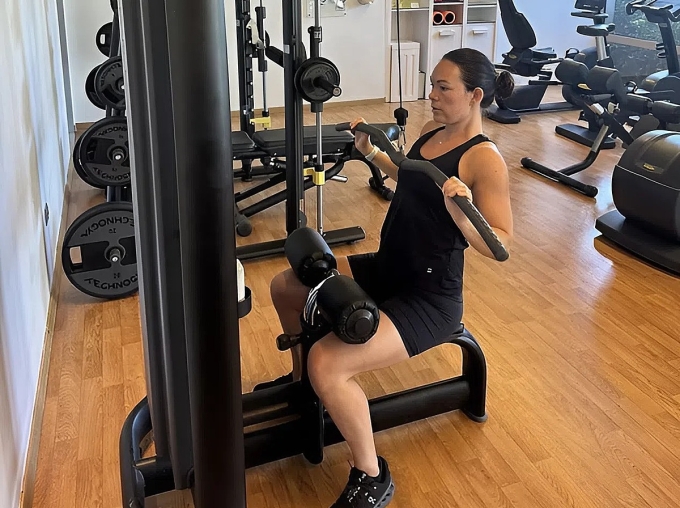 snapedit-1751129495403-jpeg-17-5668-9432-1751129605 Linzi Todd đang tập luyện tại phong gym. Ảnh: Daily Mail