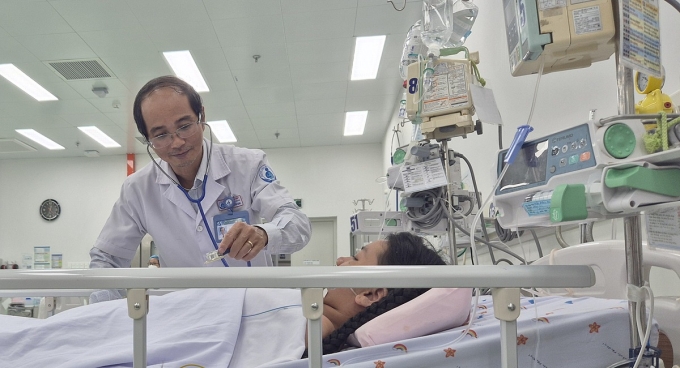 so-t-xua-t-huye-t-1750329080-1-3888-1654-1750329266 PGS.TS.BS Phạm Văn Quang thăm khám cho bé, ngày 19/6. Ảnh: Lê Phương