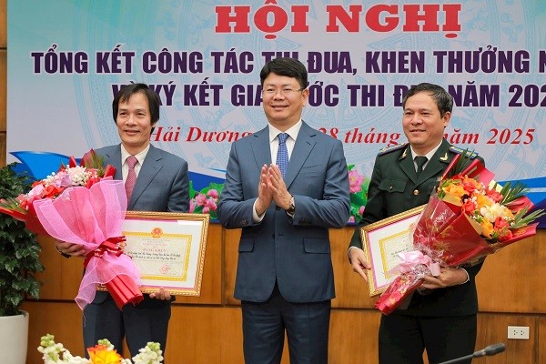 Thứ trưởng Bộ Tư pháp Nguyễn Thanh Tịnh trao bằng khen của Bộ trưởng Tư pháp cho Sở Tư pháp tỉnh Hải Dương và Cục Thi hành án dân sự tỉnh Hải Dương do có thành tích xuất sắc trong tổ chức thực hiện phong trào thi đua của các cụm thi đua trong ngành tư pháp năm 2024