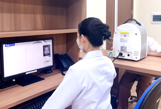 soi-da-1749710953-1913-1749711-6751-4362-1749715065 Bác sĩ Duy soi da cho Hà. Ảnh: Phòng khám Đa khoa Tâm Anh Quận 7