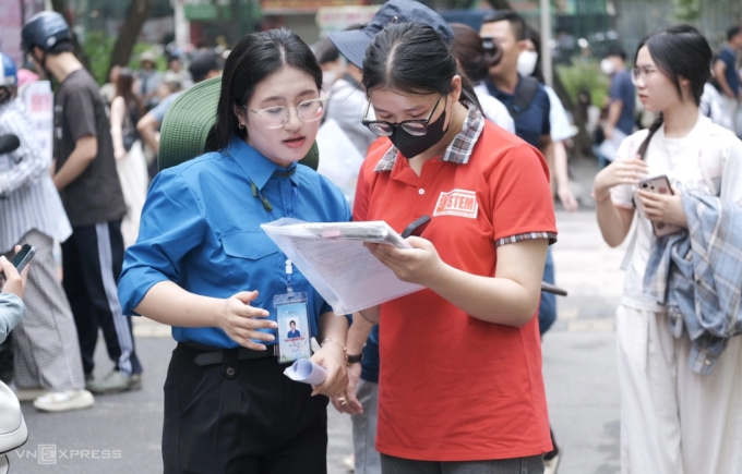 sp-hn-2-1747456383-1747456387-8073-9596-1749987578 Thí sinh dự thi đánh giá năng lực Đại học Sư phạm Hà Nội được hỗ trợ thông tin, ngày 17/5. Ảnh: Dương Tâm