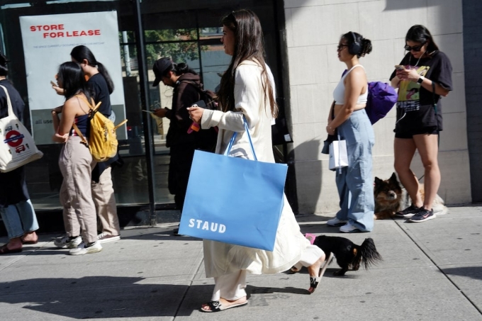 staud-1750311551-4763-1750311614 Người dân mua sắm trên đường phố New York (Mỹ). Ảnh: Reuters