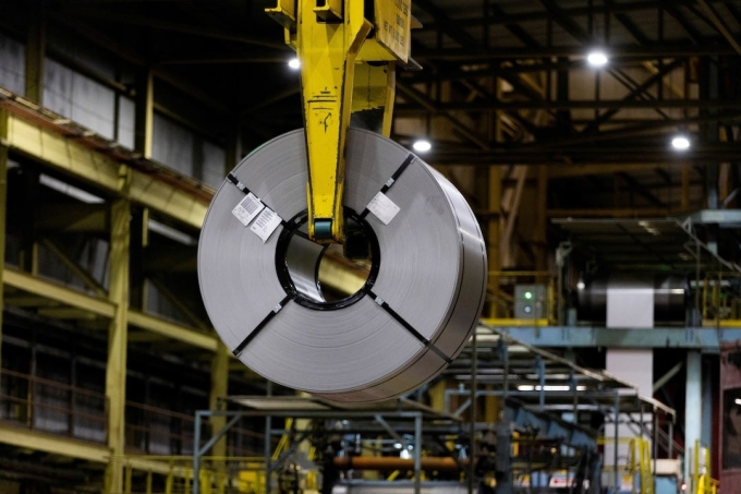 steel-reuters-1749009073-7895-1749010242 Thép cuộn trong một nhà máy ở Ontario, Canada. Ảnh: Reuters