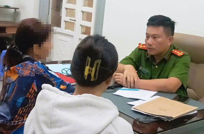 tai-xuong-2-1749806080-5016-1749895109 Công an làm việc với hai mẹ con nạn nhân. Ảnh: Công an Đồng Nai