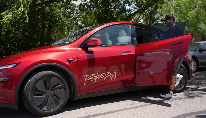 tesla-robotaxi-2-1750666530-8691-1750666742 Một khách hàng đang bước lên robotaxi của Tesla ở Austin, Texas, ngày 22/6. Ảnh: AP