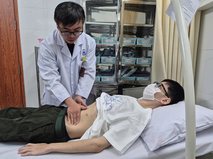tha-m-kha-m-be-nh-nha-n-174954-2788-5017-1749541708 Bác sĩ Dũng kiểm tra khi bệnh nhân đến tái khám ngày 10/6. Ảnh: Lê Phương