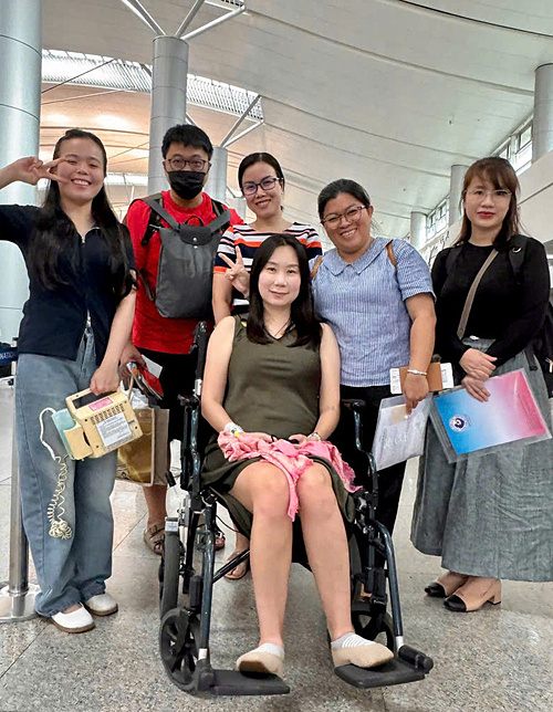 thai-phu-singapore-1749526195-4613-9188-1749539157 Bác sĩ Nguyễn Thị Thanh Hương (ngoài cùng bên phả), bác sĩ Trịnh Nhựt Thư Hương (thứ hai từ phải qua) cùng sản phụ tại sân bay, tối 9/6. Ảnh: Bệnh viện cung cấp