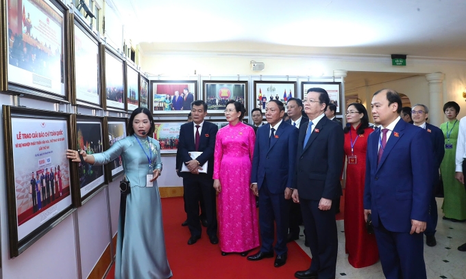 tham-quan-17509197310444032486-2292-6085-1750943668 Phó thủ tướng Mai Văn Chính và đại biểu tham quan triển lãm ảnh chào mừng Đại hội Đảng bộ Bộ Văn hóa Thể thao và Du lịch. Ảnh: Giang Thanh