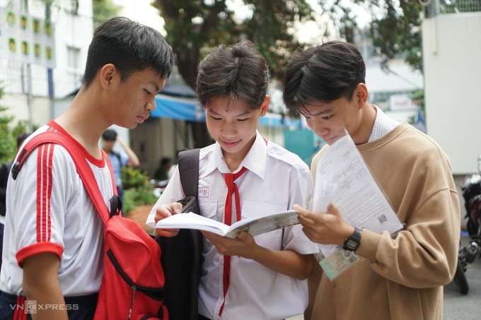 thi-lop-10-pho-thong-nang-khie-3222-6463-1749526282 Thí sinh dự thi vào lớp 10 trường Phổ thông Năng khiếu, quận 5, ngày 24/5. Ảnh: Lệ Nguyễn