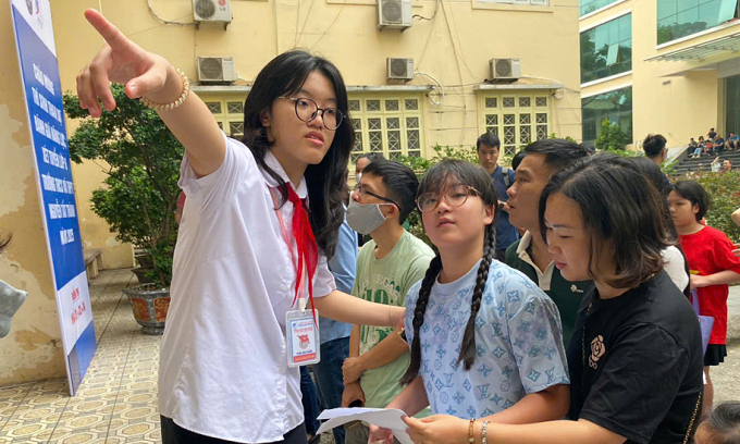 thi-lop-1749555239-2311-174955-7662-9755-1749557347 Tình nguyện viên hướng dẫn thí sinh thi vào lớp 6 trường THCS và THPT Nguyễn Tất Thành, Hà Nội, sáng 31/5. Ảnh: Bình Minh