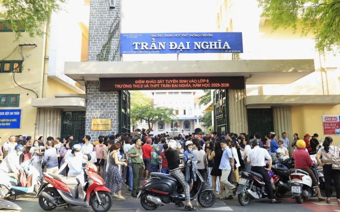 thi-lop-6-tran-dai-nghia-2025-5039-1969-1750592188 Phụ huynh tập trung trước cổng trường THCS-THPT Trần Đại Nghĩa trong ngày khảo sát vào lớp 6, sáng 16/6. Ảnh: Lệ Nguyễn