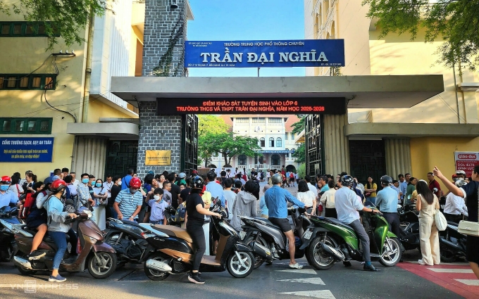 thi-lop-6-tran-dai-nghia-2025-8968-9070-1750040351 Đông đảo phụ huynh, thí sinh tập trung trước điểm thi THCS-THPT Trần Đại Nghĩa, quận 1, sáng 16/6. Ảnh: Lệ Nguyễn