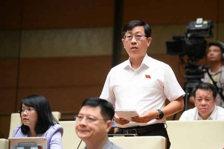 Đại biểu Nguyễn Hữu Thông đặt câu hỏi chất vấn.