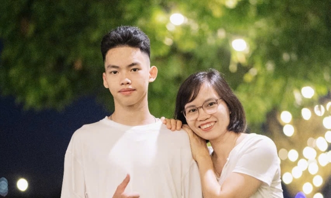thu-khoa-chuye-n-tin-2-1749547-9748-1444-1749547916 Lê Minh Đức chụp kỷ yếu cùng mẹ, tháng 10 năm ngoái. Ảnh: Nhân vật cung cấp