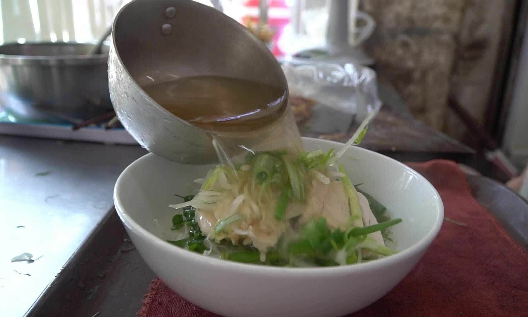 thu-quan-pho-ga-ngon-co-tieng-nhung-it-duoc-chu-y-o-ha-noi-1749523216 Thử quán phở gà ngon có tiếng nhưng ít được chú ý ở Hà Nội