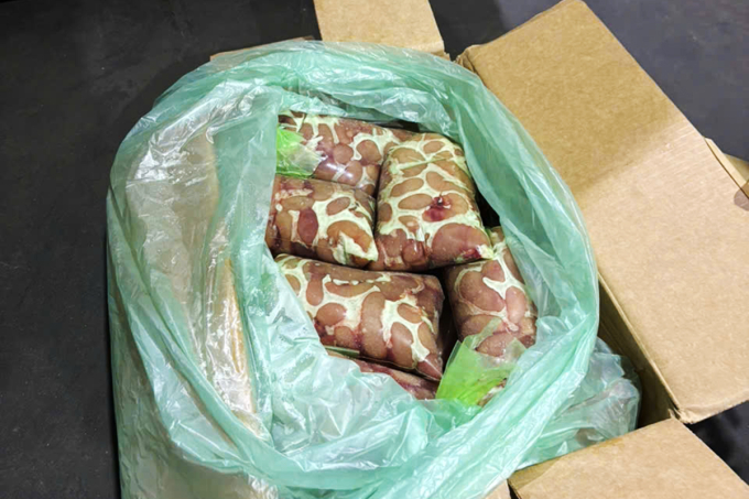 thucpham-1749732424-8824-1749732594 Cảnh sát xác định lô hàng không rõ nguồn gốc. Ảnh: Công an cung cấp