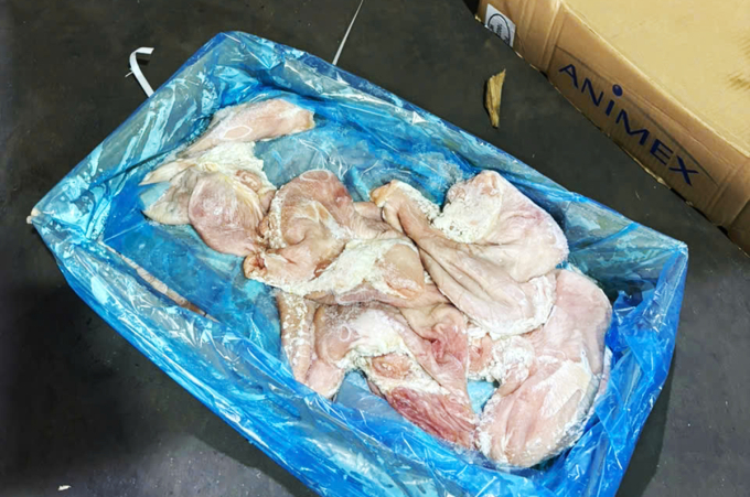 thucphamban-1749732408-8382-1749732594 Số thực phẩm đựng trong các thùng carton và có dán nhãn in chữ nước ngoài. Ảnh: Công an cung cấp