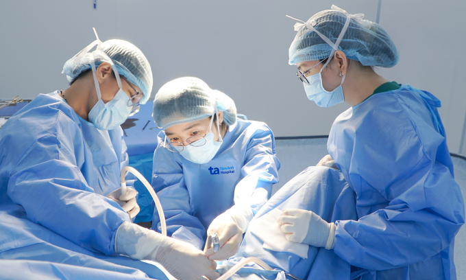 thumb-vne-1-1-1750726170-9087-1750726276 Bác sĩ Biên (giữa) cùng ê kíp khoét chóp cổ tử cung cho người bệnh. Ảnh: Ngọc Châu
