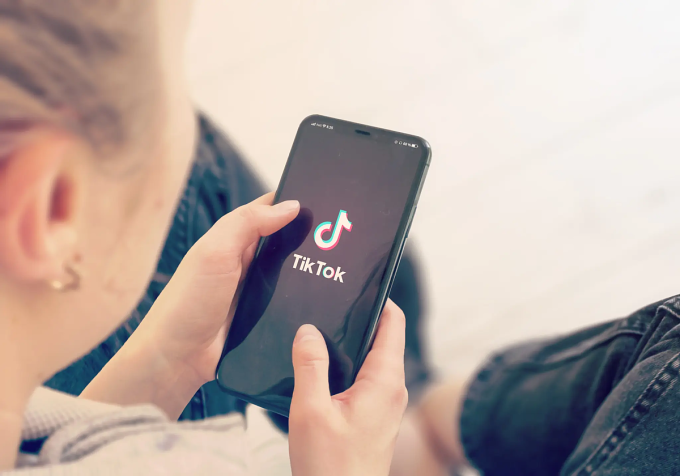 tiktok-smart-phone-screen-youn-4031-4028-1749805714 Một người đang sử dụng TikTok. Ảnh: Adobe Stock
