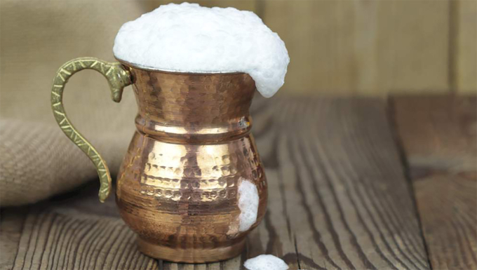 tnk-1748143089-8461-1748143927 Ayran được phục vụ trong cốc bằng đồng. Ảnh: Taste Atlas